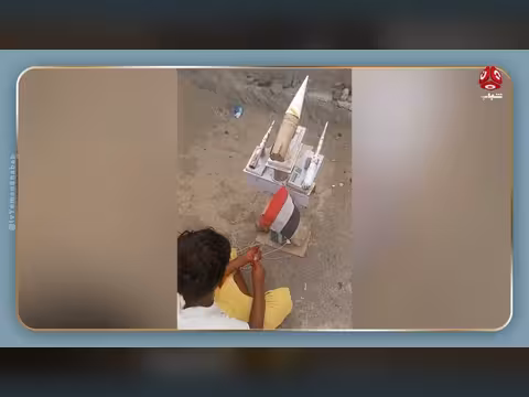 طفل يمني يصنع راجمة صواريخ من الكرتون