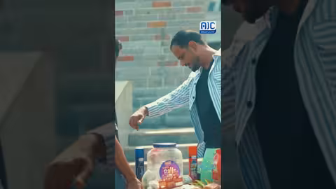 الطفل أكرم.. حافي القدمين لكن غني النفس والروح