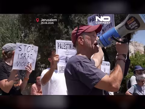 نشطاء إسرائيليون يتظاهرون احتجاجاً على حرب غزة أمام مكاتب الاتحاد الأوروبي