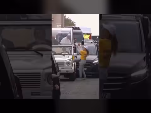 البابا ليو الرابع عشر يبارك أطفال باريس في شارع الشانزليزيه