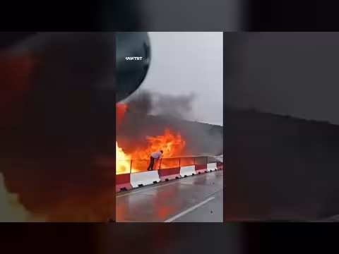 رجل ينجو من حادث مروع بعد اصطدام شاحنة واشتعالها في المكسيك
