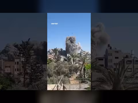 غارة إسرائيلية تستهدف منزلاً بمخيم البريج وسط قطاع غزة