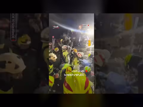 إنقاذ امرأة من بين أنقاض مبنى مدمر