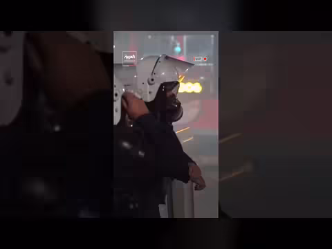 متظاهرون يطلقون الألعاب النارية في الليلة السادسة من احتجاجات ألبانيا