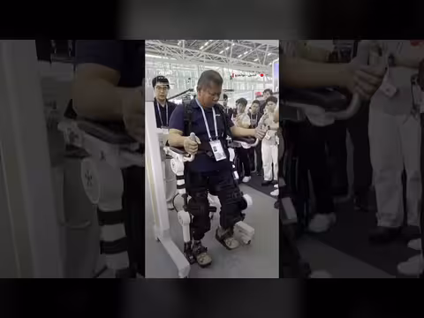 روبوت هيكلي خارجي صيني يعيد القدرة على المشي لرجل ماليزي
