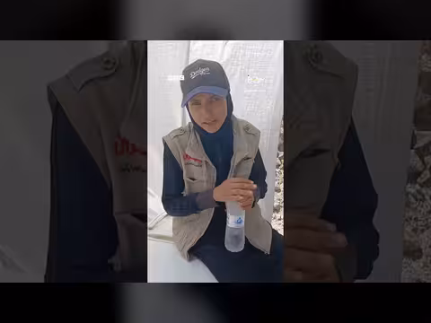 عنود المشعلي.. بائعة ماء يمنية تتحدى الحرب والفقر في تعز المحاصرة