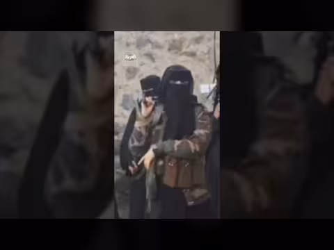 نساء تعز يحملن السلاح في تحدٍّ للحصار الحوثي المستمر