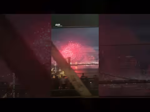 مشهد مذهل للألعاب النارية فوق جسر مانهاتن