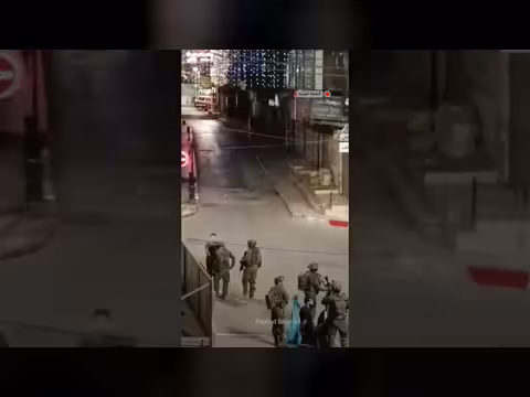 اعتقال القوات الإسرائيلية شبانًا فلسطينيين وسط مدينة طولكرم