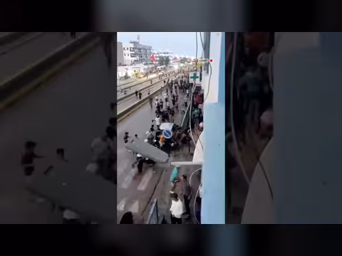 حشود تقتحم مباني مجمع معبر بني أنصار الحدودي بالمغرب