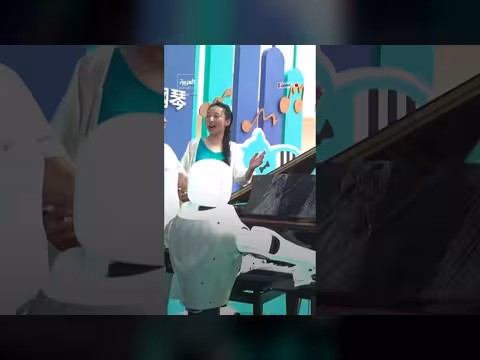 روبوت بشري يعزف البيانو وروبوتات ترقص في الصين