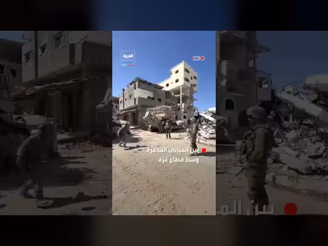 جنود إسرائيليون يلعبون كرة القدم بين المباني المدمرة في غزة