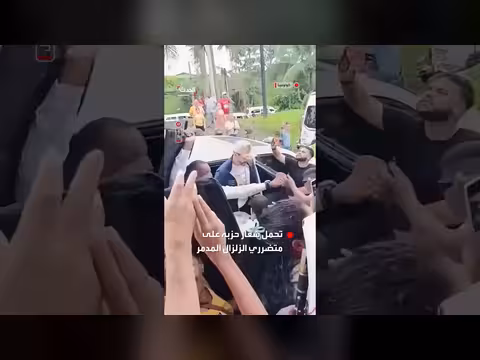 الرئيس الكولومبي يوزع كرات قدم تحمل شعار حزبه على متضرري الزلزال