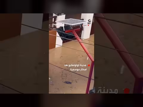 ثعبان ضخم يسبح بين المنازل في فيضانات الفلبين ويثير ذعر السكان