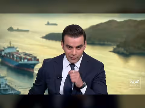 الحرس الثوري الإيراني يحتجز سفينتين ويطلق النار على حاويات