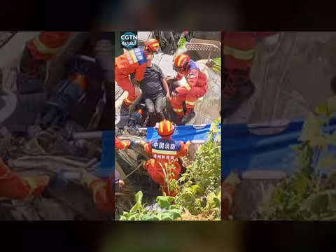 شاحنة تسقط في بركة مياه في الصين