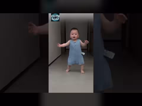 طفل يخطو أولى خطواته نحو أمه في لحظة مؤثرة