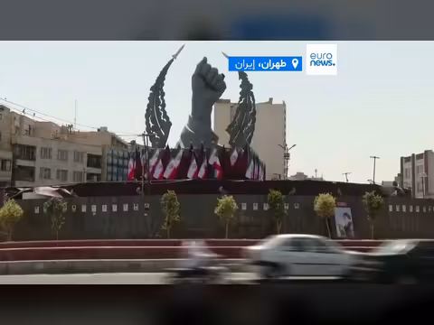 طهران تنصب لوحة ترامب داخل نعش وسط العاصمة