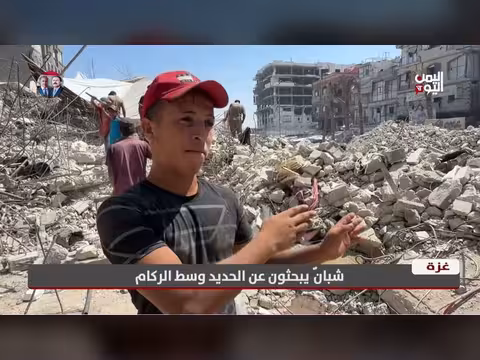 شبانٌ يبحثون عن الحديد وسط الركام في غزة