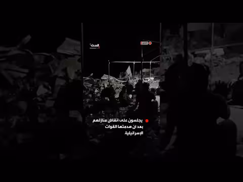 فلسطينيون من خربة التبان يجلسون على أنقاض منازلهم بعد الهدم