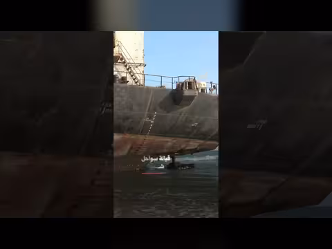 ناقلة نفطية جانحة منذ سنوات في محافظة شبوة