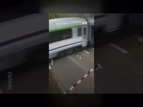 لحظة اصطدام قطار بشاحنة على خط سكة حديد في بولندا