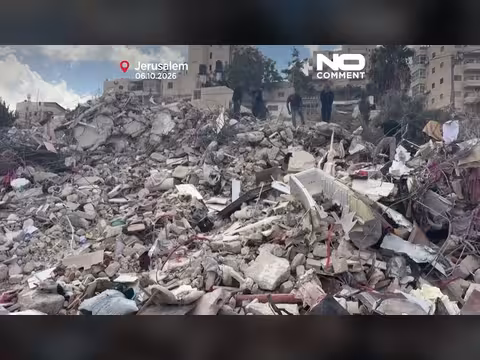 فلسطينيون يبحثون عن مقتنياتهم بين أنقاض مبنى هدمته إسرائيل في القدس