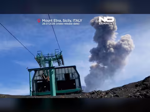 لقطات جوية تظهر تلفريك جبل إتنا فوق المنظر البركاني