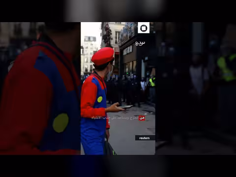أزياء الكرتون والألعاب تبرز في مظاهرات فرنسا