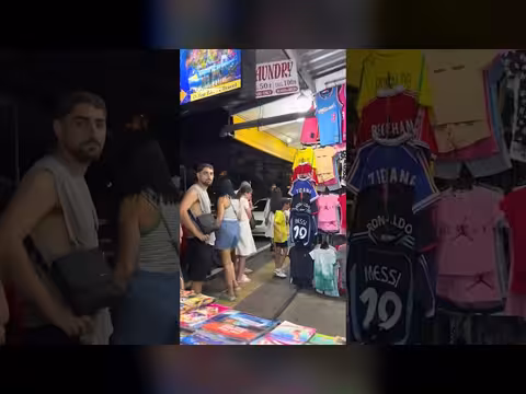 بائع تايلاندي يلوّح بعلم فلسطين عند طرد سياح إسرائيليين