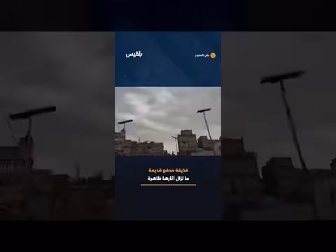 مواطن يوثق أثر ضربة مدفع على باب اليمن