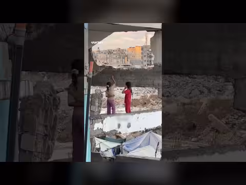 طفلتان فلسطينيتان تلعبان داخل مبنى مدمر بفعل قصف الاحتلال على غزة