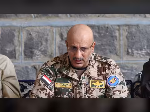 التقى مشايخ الوازعية مع الفريق طارق صالح