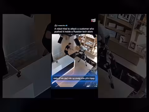 روبوت داخل متجر روسي يرد على زبون بعد أن دفعه