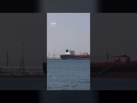 استهداف ناقلة بمقذوف مجهول أثناء عبورها مضيق هرمز