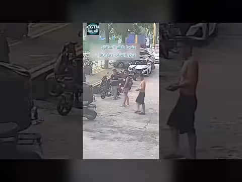 اصطدام شاب بسيارة بسبب خطأ في القيادة