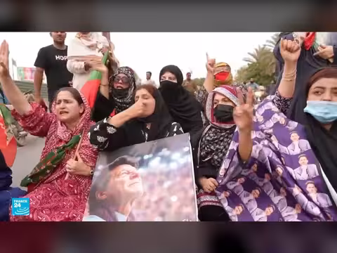 عمران خان يعود إلى السجن بعد نقله إلى المستشفى في باكستان