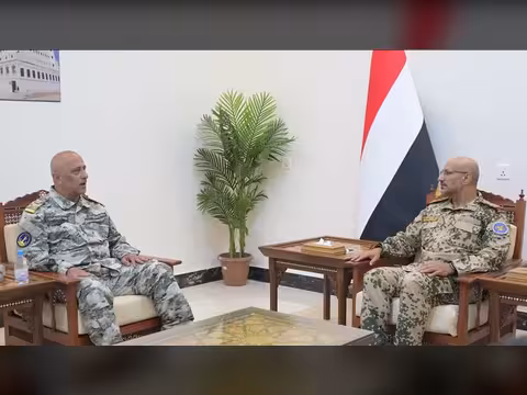الفريق طارق صالح يستقبل في المخا رئيس مصلحة خفر السواحل