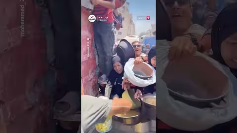 تزاحم النساء والأطفال للحصول على الطعام في غزة