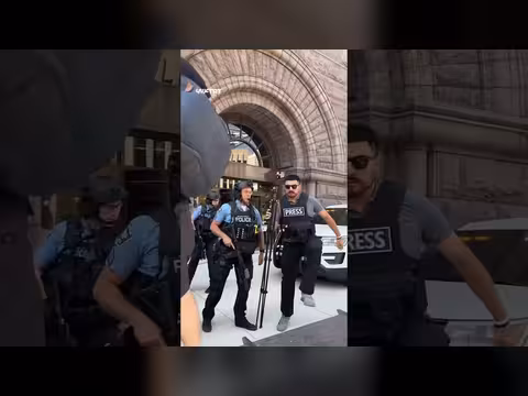 متنكر بزي سبايدرمان يهاجم معاديا للإسلام أمام بلدية مينيابوليس