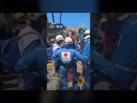 فرق الإنقاذ تبحث عن ناجين تحت أنقاض مبنى منهار في كالي