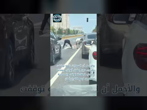 سلة خوخ تنقلب وسط الطريق والسائقون يفسحون المجال للرجل
