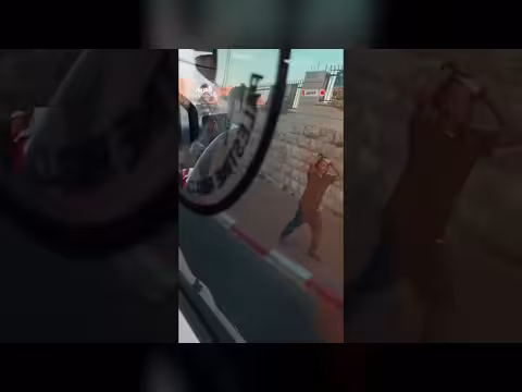 أطفال مستوطنين يهاجمون سيارة إسعاف بحضور جنود إسرائيليين