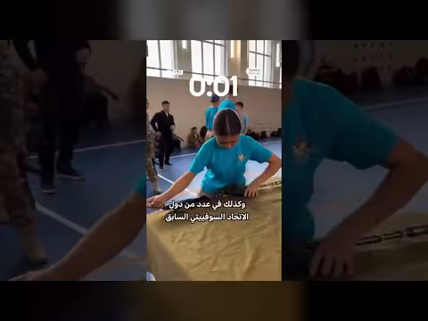 فتاة تجمع بندقية كلاشنيكوف بدقة عالية