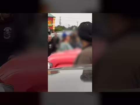 امرأة مسلمة تتعرض للضرب أمام طفلها في كندا