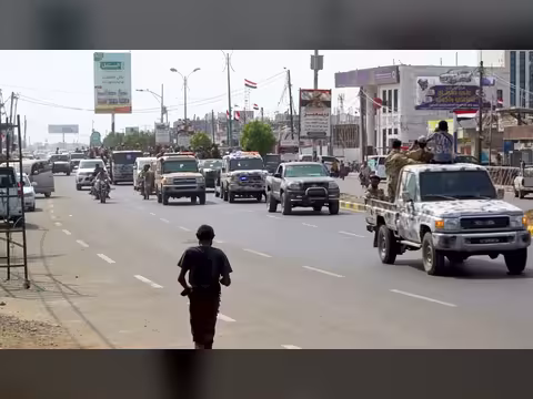 المقاومة الوطنية تودع شهداء البحرية في المخا
