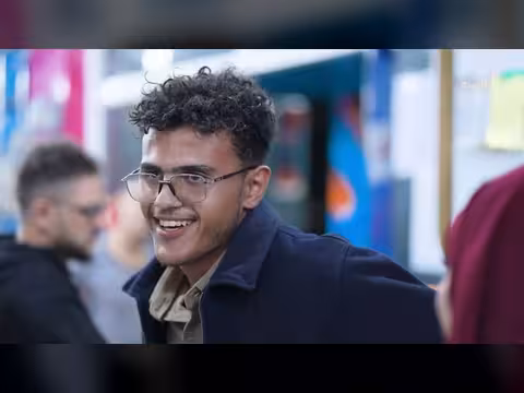 شاب يمني يتدخل في نزاع مع رجل مسن
