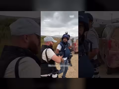 مستوطن يهاجم صحفيين أثناء تغطيتهم عمليات هدم في بيرزيت