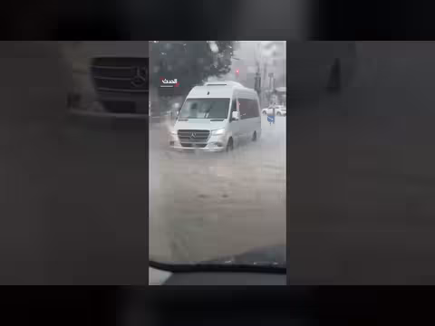 أمطار غير معتادة تهطل على القدس في أغسطس وتغرق شوارع صورباهر