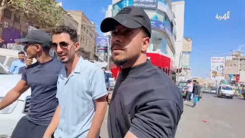 تكون ماشي بأمان الله فجأة تلاقي نفسك شخصية مشهورة